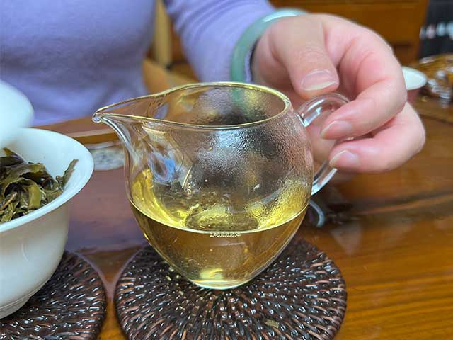 图为私人定制茶2018年三境古树青饼品鉴第三道茶汤