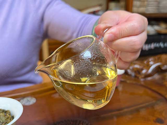 图为私人定制茶2018年三境古树青饼品鉴第四道茶汤