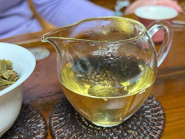 图为私人定制茶2018年三境古树青饼品鉴第八道茶汤