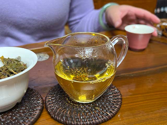 图为私人定制茶2018年三境古树青饼品鉴第九道茶汤