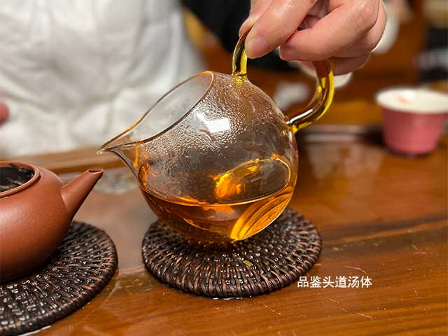 图为紫玉茶厂2006年忙肺品鉴头道汤体
