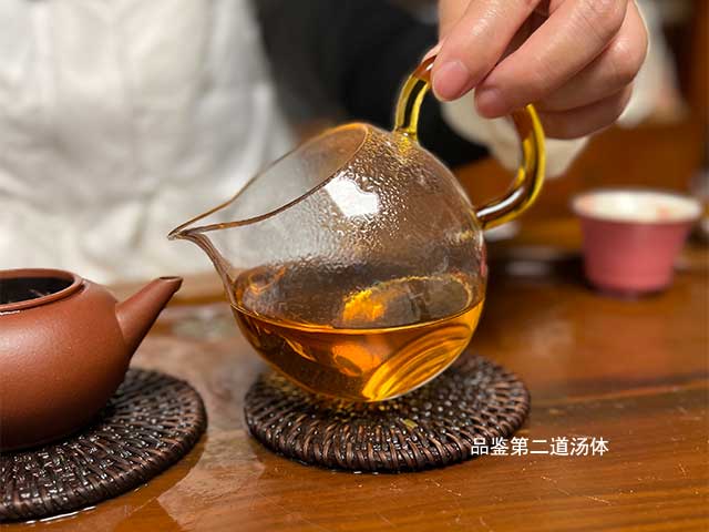 图为紫玉茶厂2006年忙肺品鉴第二道汤体