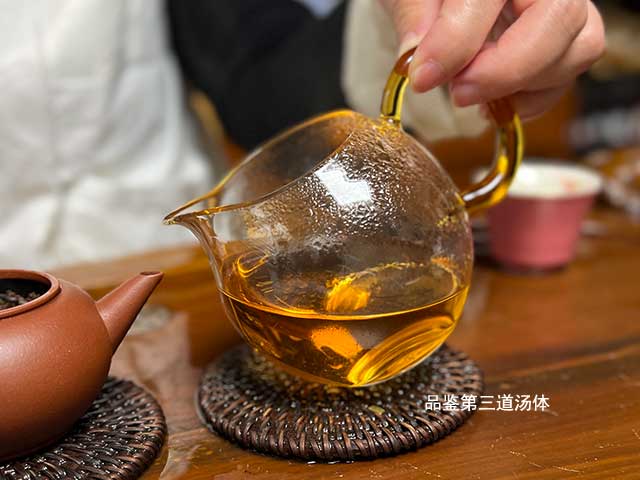 图为紫玉茶厂2006年忙肺品鉴第三道汤体