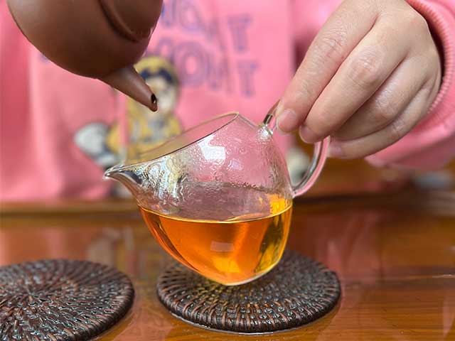 图为红海棠2007年老海塘古树茶洗茶润茶第二道汤体