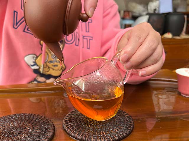 图为红海棠2007年老海塘古树茶第二道汤体