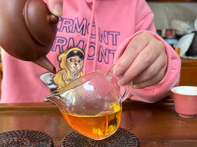 图为红海棠2007年老海塘古树茶第八道汤体