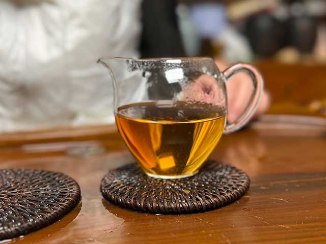 图为紫玉2005忙肺古树春尖洗茶润茶头道茶汤
