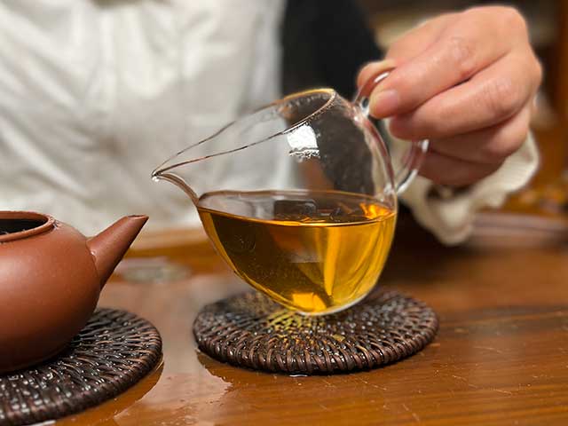 图为紫玉2005忙肺古树春尖洗茶润茶第二道茶汤