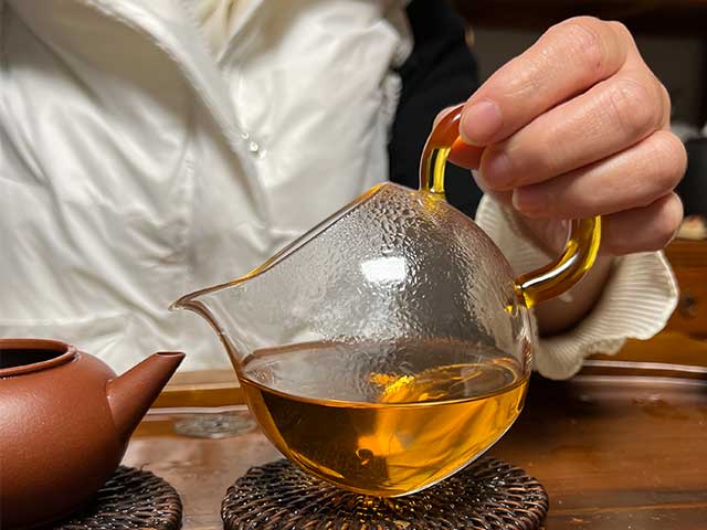 图为紫玉2005忙肺古树春尖品鉴第二道茶汤