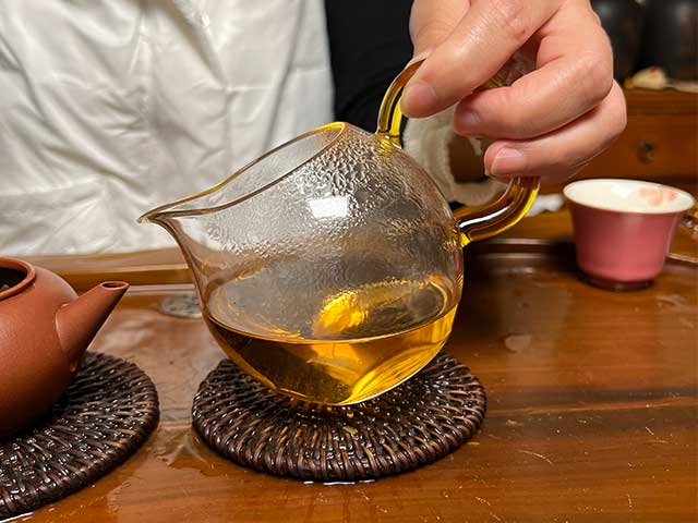 图为紫玉2005忙肺古树春尖品鉴第三道茶汤