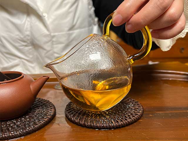 图为紫玉2005忙肺古树春尖品鉴第4道茶汤