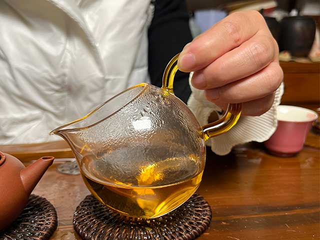 图为紫玉2005忙肺古树春尖品鉴第5道茶汤