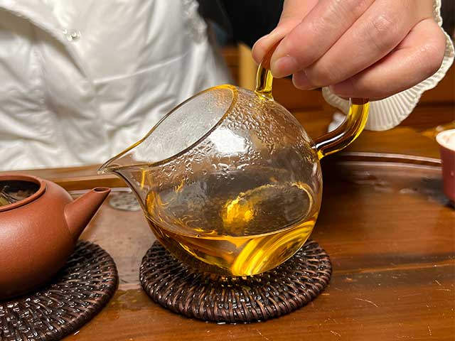 图为紫玉2005忙肺古树春尖品鉴第6道茶汤