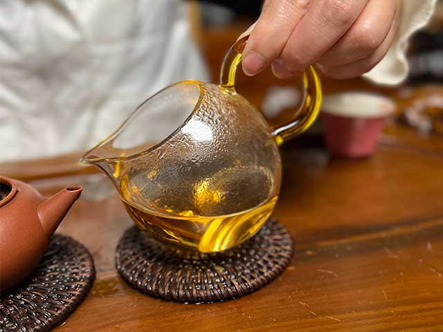 图为紫玉2005忙肺古树春尖品鉴第7道茶汤