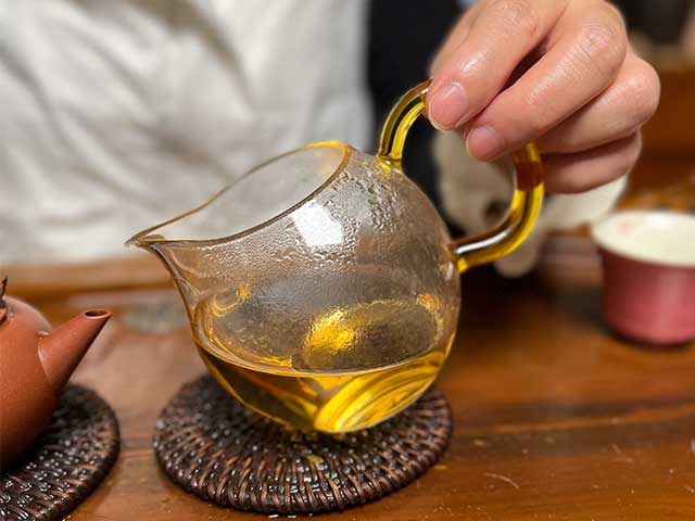 图为紫玉2005忙肺古树春尖品鉴第8道茶汤