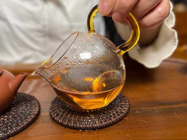 图为紫玉2005忙肺古树春尖品鉴第9道茶汤