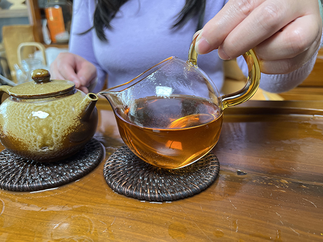 图为1999年9901批易武红印圆茶品鉴头道茶汤