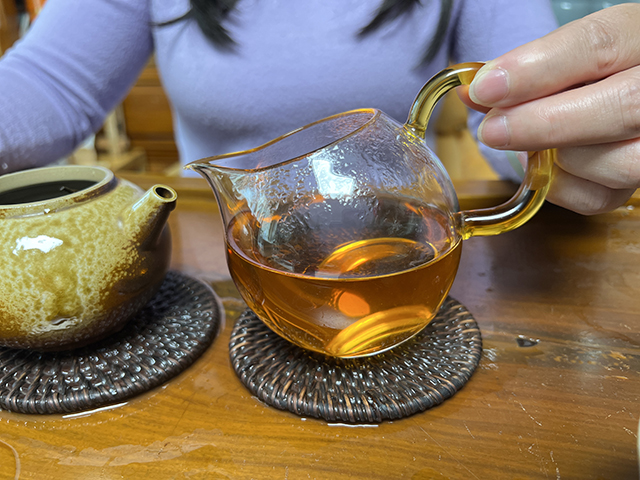图为1999年9901批易武红印圆茶品鉴第二道茶汤
