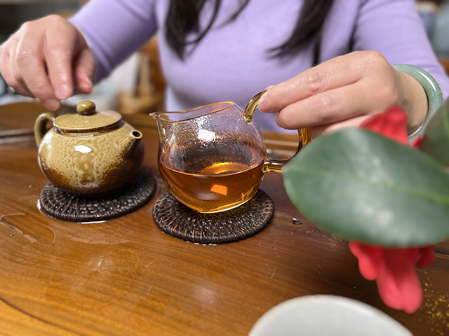 图为1999年9901批易武红印圆茶品鉴第三道茶汤