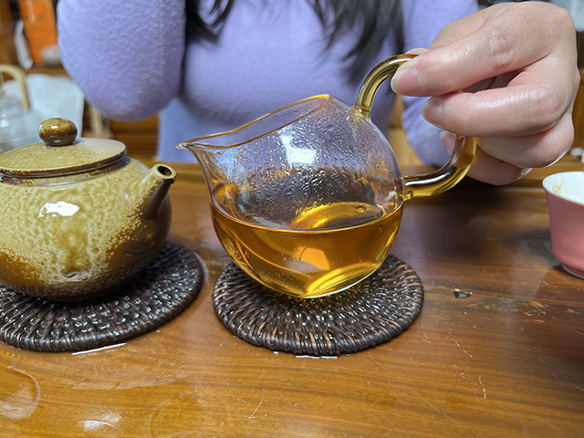 图为1999年9901批易武红印圆茶品鉴第五道茶汤