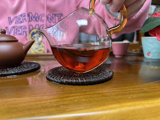 图为广州仓郎河98六山特制青饼