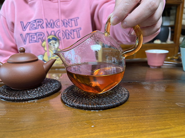 图为广州仓郎河98六山特制青饼