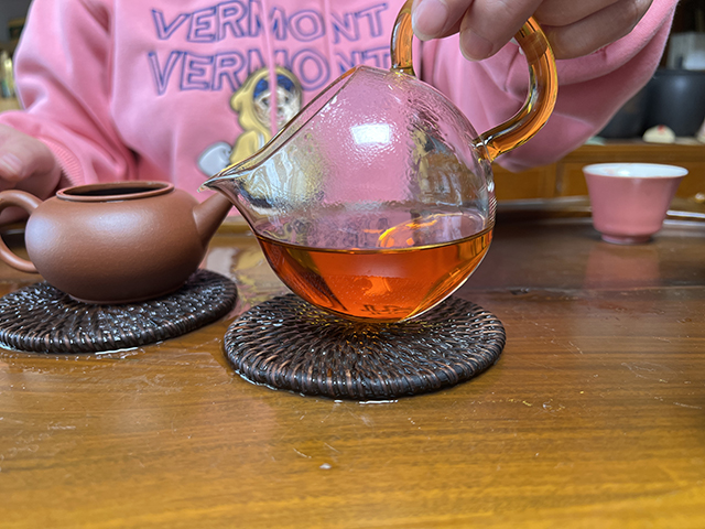 图为广州仓郎河98六山特制青饼