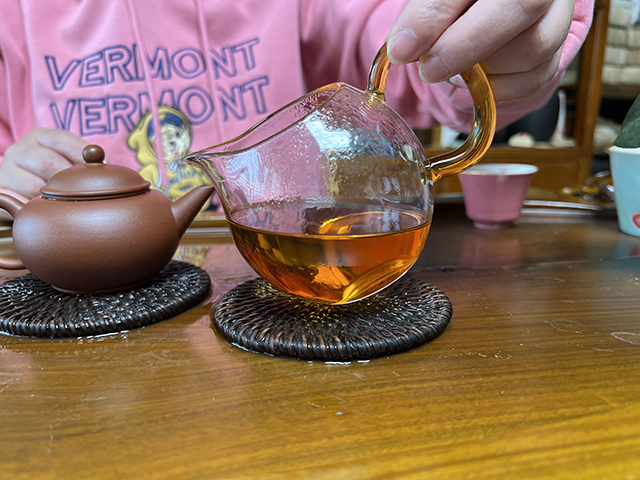 图为广州仓郎河98六山特制青饼