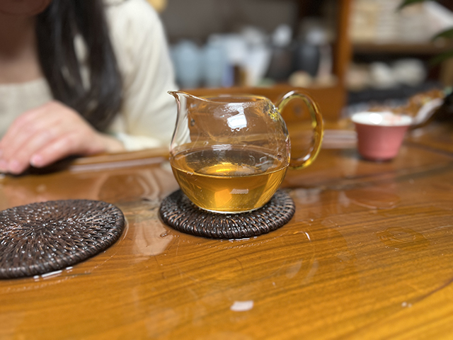 图为勐海茶厂2001年黄印青饼