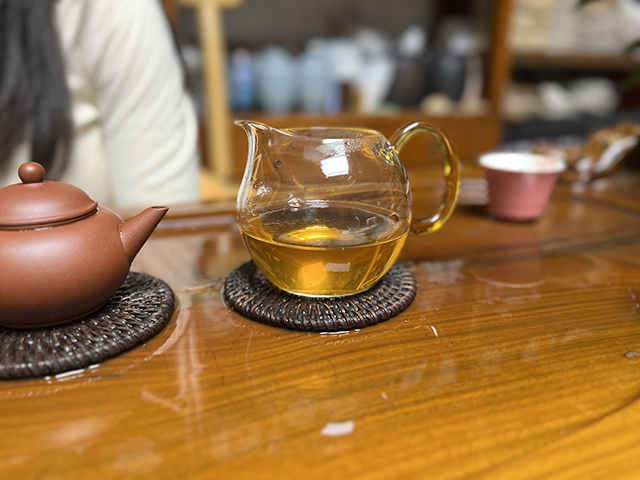 图为勐海茶厂2001年黄印青饼
