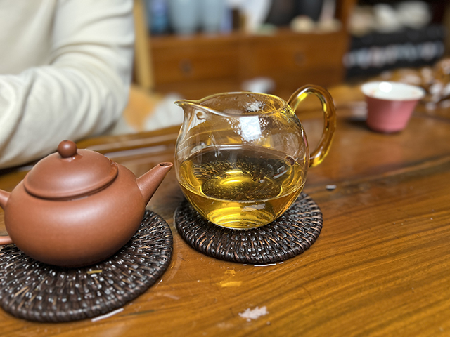 图为勐海茶厂2001年黄印青饼