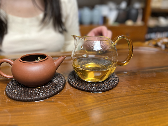 图为勐海茶厂2001年黄印青饼