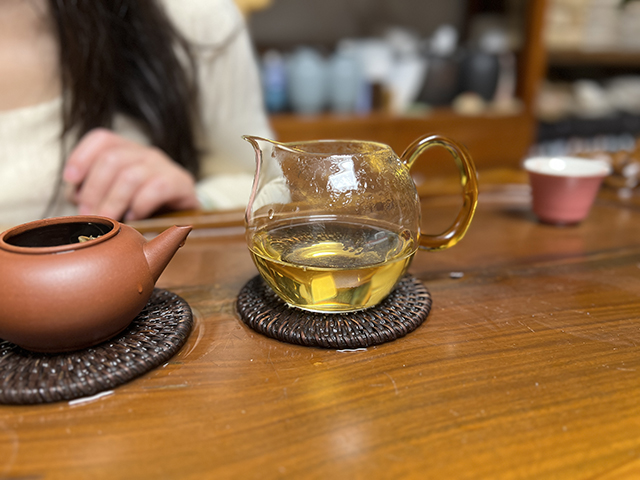 图为勐海茶厂2001年黄印青饼