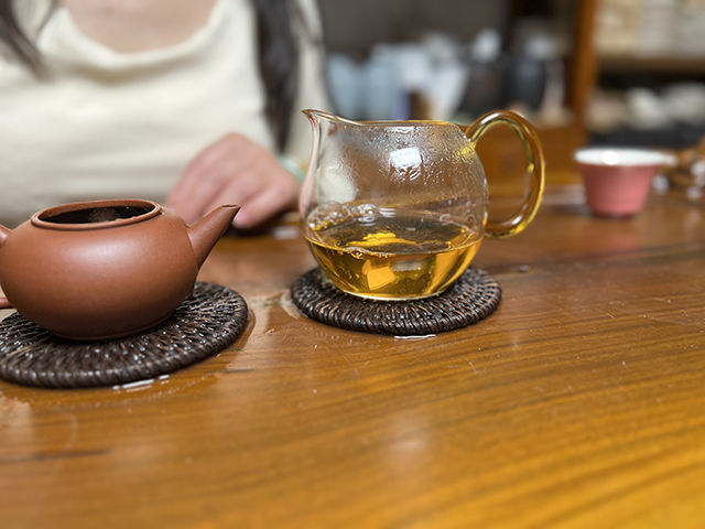 图为勐海茶厂2001年黄印青饼