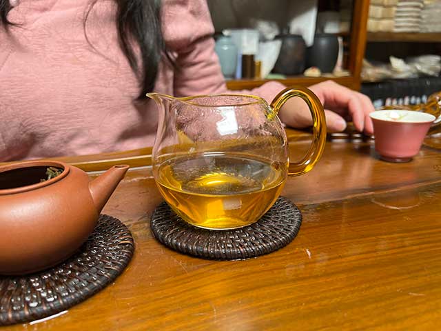 图为贡沱驿2006年云南景迈古树茶小饼