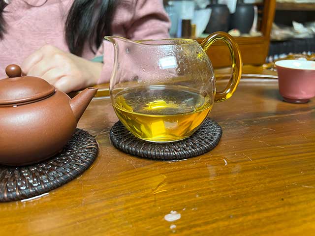 图为贡沱驿2006年云南景迈古树茶小饼