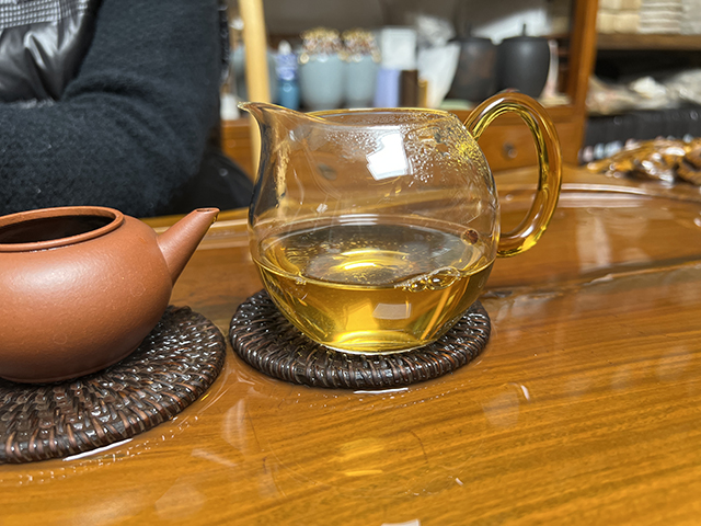 图为2010年易武刮风寨茶树王古树茶