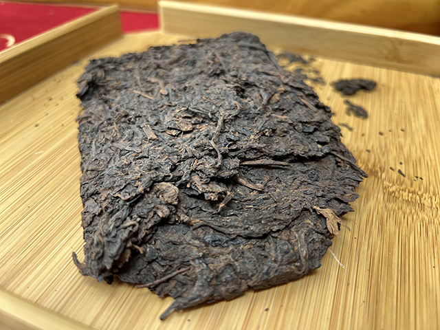 图为云南省勐海茶厂革命委员会500克砖熟茶