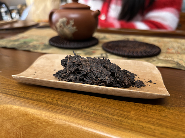 图为云南省勐海茶厂革命委员会500克砖熟茶