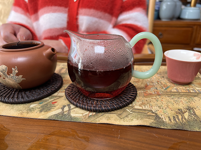 图为云南省勐海茶厂革命委员会500克砖熟茶