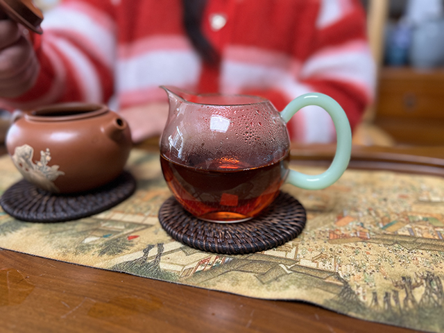图为云南省勐海茶厂革命委员会500克砖熟茶