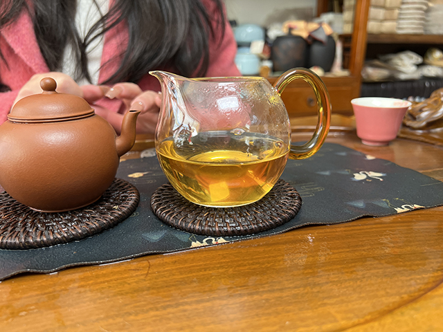 图为贡沱驿2006年云南景迈古树茶小饼
