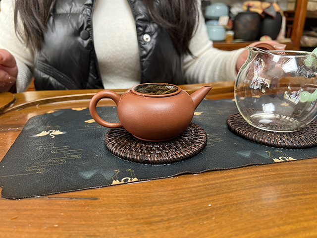 图为勐海茶厂2000年苹果绿青饼