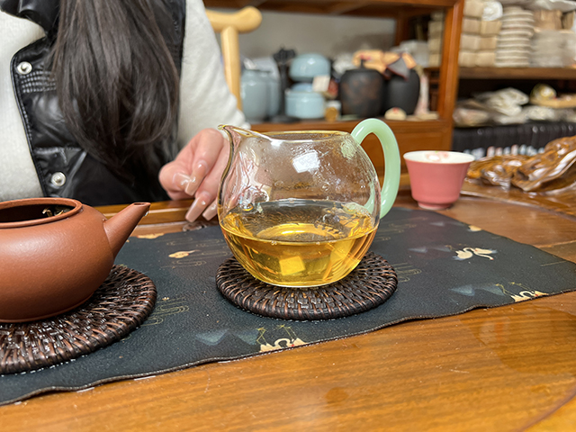 图为勐海茶厂2000年苹果绿青饼