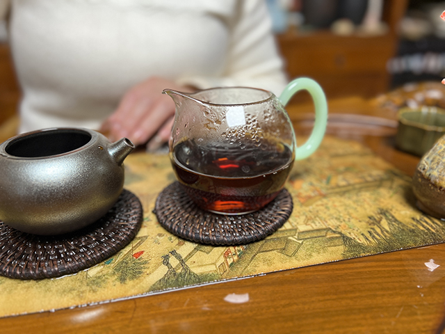 图为龑王牌红版2022年金魁莲熟茶