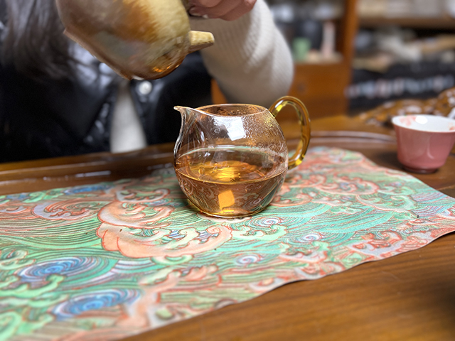 图为广州仓98六山特制青饼