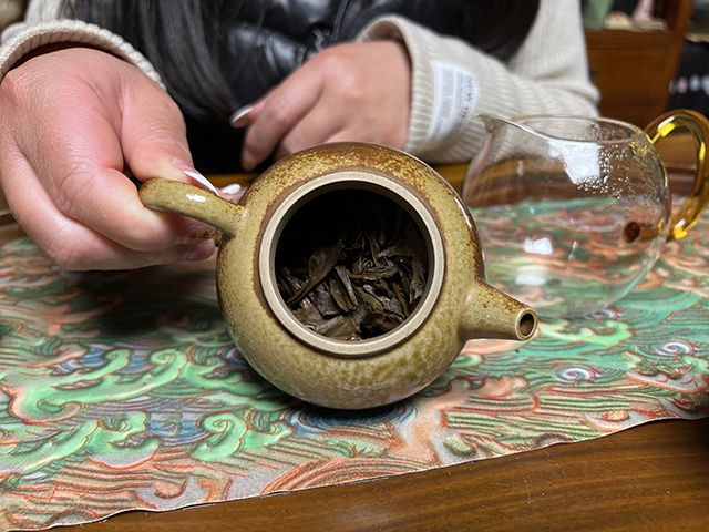 图为广州仓98六山特制青饼