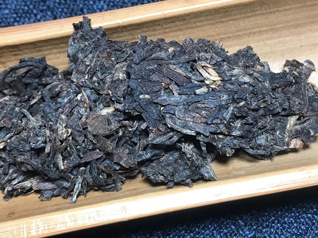 八角亭2005年乔木茶王青饼