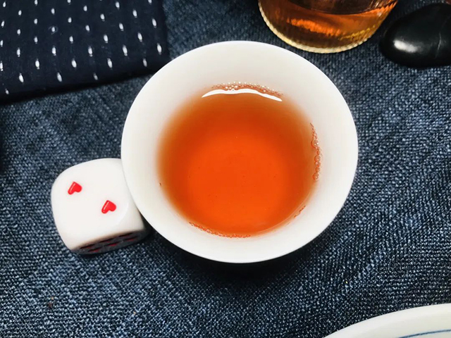 八角亭2005年乔木茶王青饼