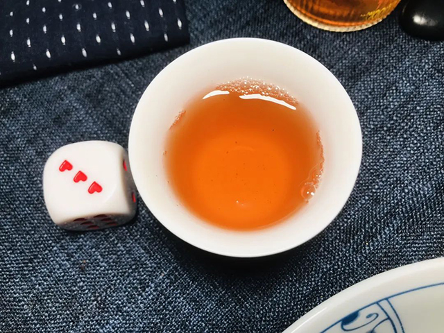 八角亭2005年乔木茶王青饼